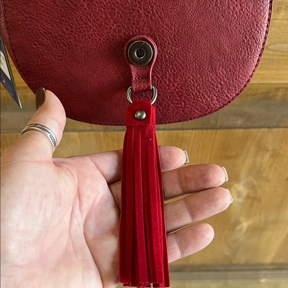 Wrangler | Red Rose Tooled Bag w/ Crossbody and Fringe Accents - Picture 4 of 12